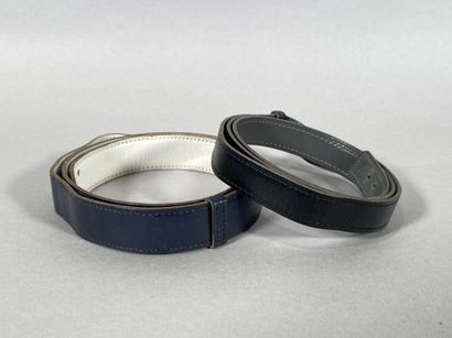 null HERMES
Deux cuirs de ceinture bleu marine (L. 77 cm) et un autre réversible...