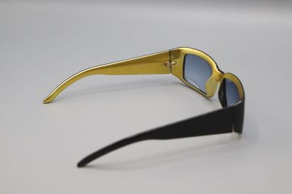 null CHANEL - DIOR
Suite de deux paires de lunettes verres solaire
Dior Milan Référence...