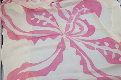 null CHANEL
Foulard en mousseline de soie à motif rose
82 x 82 cm
Petits trous et...