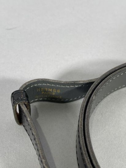 null HERMES
Deux cuirs de ceinture bleu marine (L. 77 cm) et un autre réversible...