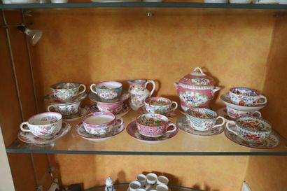 null Dans la niche droite, étagère 2 : 
MINTON et divers Douze tasses à thé en porcelaine,...