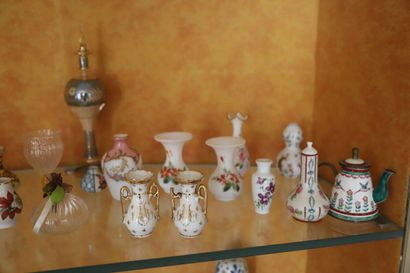 null Dans la niche droite, étagère 4 : 
Ensemble de petits vases miniatures en porcelaine...