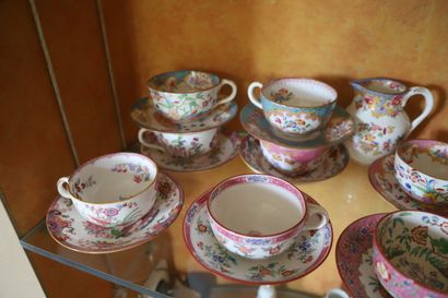 null Dans la niche droite, étagère 2 : 
MINTON et divers Douze tasses à thé en porcelaine,...
