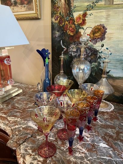 null Ensemble de verres de Murano comprenant quatre flacons, une verseuse col bleu...