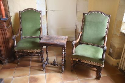 null Paire de fauteuils de style Louis XIV, velours vert et une petite table d'appoint...