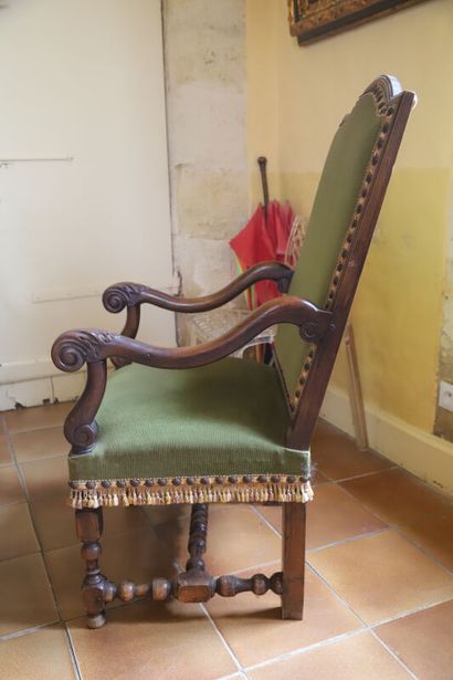 null Paire de fauteuils de style Louis XIV, velours vert et une petite table d'appoint...