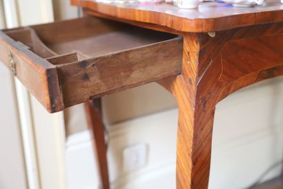 null Petite table Louis XV en bois de placage, ailes de papillon marqueterie reposant...