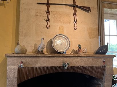 null Sur la cheminée, Ensemble de céramiques émaillées comprenant quatre sujets gallinacés,...