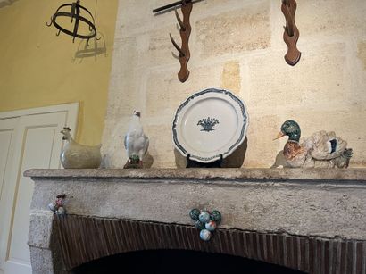 null Sur la cheminée, Ensemble de céramiques émaillées comprenant quatre sujets gallinacés,...