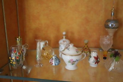 null Dans la niche droite, étagère 4 : 
Ensemble de petits vases miniatures en porcelaine...