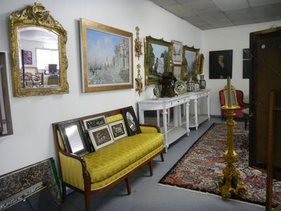 null Photo d'ensemble : Commode, bureau, fauteuil, lustre, piano Pleyel, miroir,...