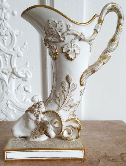 null SEVRES Vase rhyton en porcelaine blanche et or à décor de grappes de raisins,...