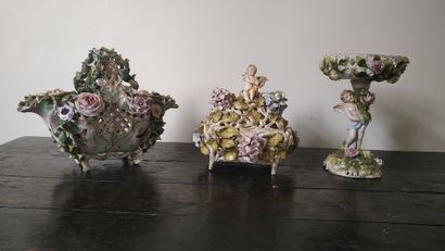 null ALLEMAGNE - Dresde Panier à fleurs en porcelaine polychrome à riche décor fleural,...