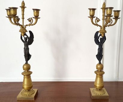 null PAIRE DE CANDELABRES en bronze doré et ciselé à décor de deux athéniennes en...