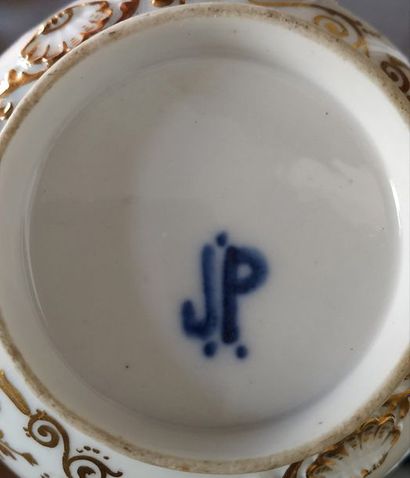 null JACOB PETIT Bouillon couvert et sa soucoupe en porcelaine polychrome à décor...