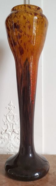 null DAUM NANCY Vase balustre à long fût en verre orangé opalescent. Haut : 60 c...