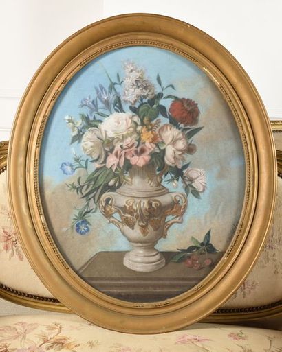 null ECOLE FRANCAISE du XIXème siècle Bouquet de fleurs dans un vase en porcelaine...