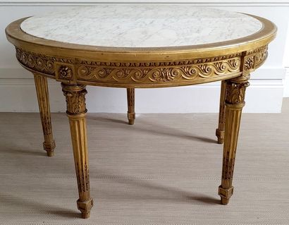 null TABLE DE MILIEU de forme circulaire en bois doré et sculpté d'une frise d'entrelacs...