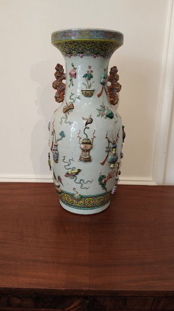 null CHINE Vase balustre en porcelaine décorée en relief d'objets précieux. Seconde...
