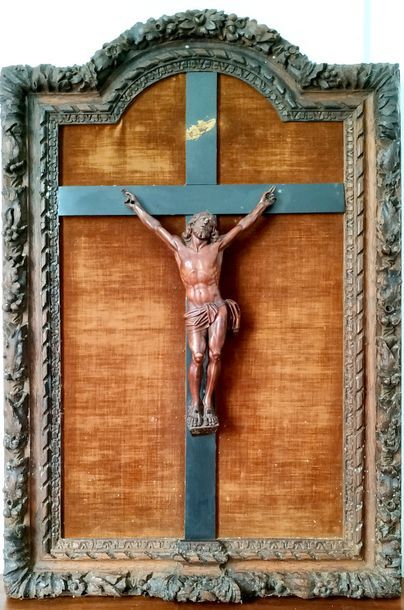 null TABLEAU CRUCIFIX avec Christ en buis sculpté, tête levée vers le ciel, perizonium...