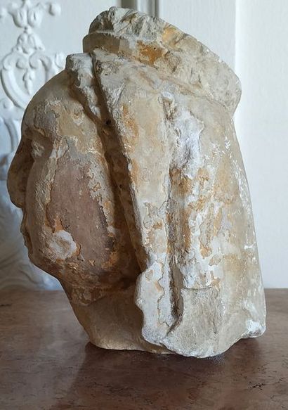 null TETE DE VIERGE ou de sainte couronnée en pierre calcaire sculptée avec restes...