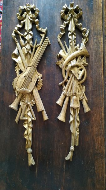 null DEUX ELEMENTS DE BOISERIE en bois doré et sculpté à décor d'attributs de musique...