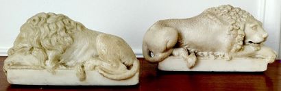 null D'après CANOVA (1757-1822) Paire de lions en marbre blanc. XIXème siècle 10...