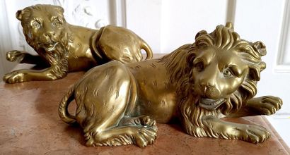 null PAIRE DE LIONS couchés en bronze doré. Probablement des éléments de décor. XIXème...