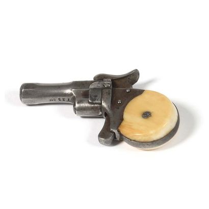 null Pistolet miniature en acier et ivoire, numéro T23 XIXème siècle Long : 8 cm