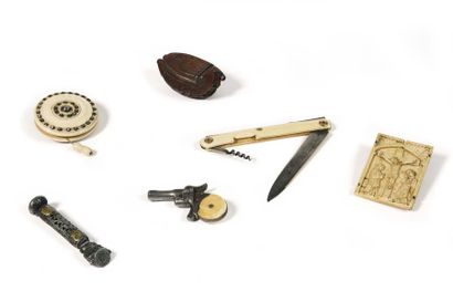 null Pistolet miniature en acier et ivoire, numéro T23 XIXème siècle Long : 8 cm