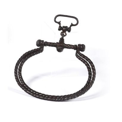 null Monture d'escarcelle en fer forgé à deux anneaux cordés montés sur un axe au...