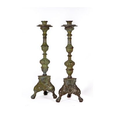 null Paire de chandeliers en bronze, base tripode, fût en vase et balustre, traces...