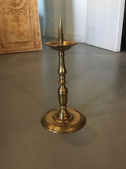 null Pique-cierge en bronze, fût tourné en vase et balustre, base circulaire moulurée....