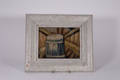 null Petit fragment de Tapisserie d’Aubusson représentant un tambour, présenté dans...