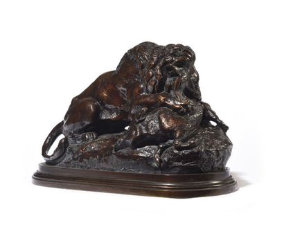 null Lion dévorant un sanglier Épreuve en bronze patiné, signée 20 x 30 cm Bibliographie:...