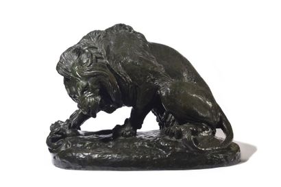 null Le lion au serpent Épreuve en bronze patiné, signée 49 x 68 cm Bibliographie:...