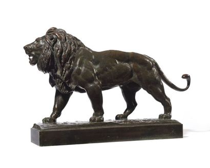 null Lion marchant Épreuve en bronze patiné, signée 27 x 36 cm Ce lion marchant peut...