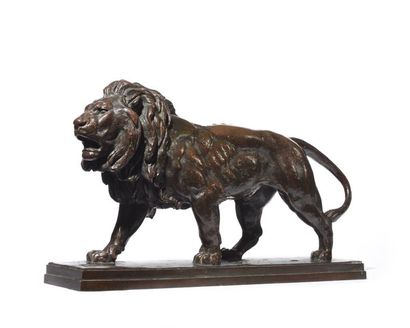 null Lion marchant Épreuve en bronze patiné, signée 26,5 x 43 cm Ce lion marchant...