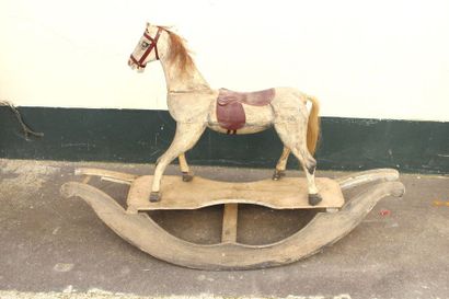 null Deux chevaux à bascule, XX° siècle 

-Cheval à bascule en bois peint au pochoir....