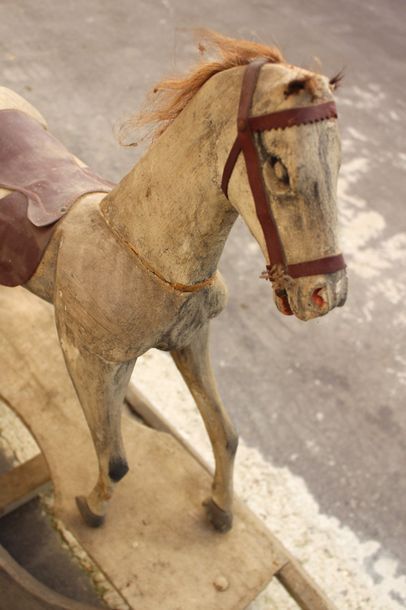 null Deux chevaux à bascule, XX° siècle 

-Cheval à bascule en bois peint au pochoir....