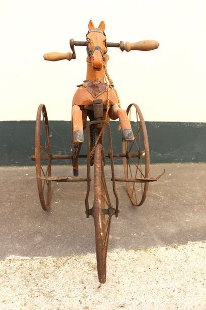 null Tricycle cheval de bois

Tricycle cheval de bois, peint en marron, vers 1870....