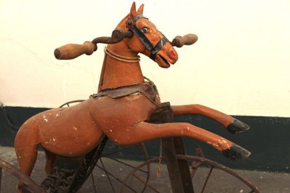 null Tricycle cheval de bois

Tricycle cheval de bois, peint en marron, vers 1870....