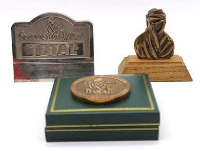 null Trophées Paris Dakar 1995 et 2003

-Plaque en métal argenté offerte aux membres...