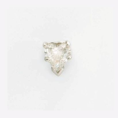 null BOUTON D'OREILLE en or gris présentant un diamant de taille cœur d'environ 0,70...