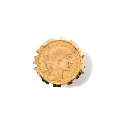 null BAGUE en or jaune et pièce de 20 Francs au profil de Marianne datant de 1907....
