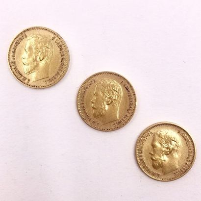 null TROIS PIECES en or jaune de 5 Roubles au profil de Nicolas II deux datant de...