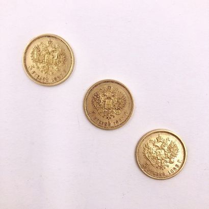 null TROIS PIECES en or jaune de 5 Roubles au profil de Nicolas II deux datant de...