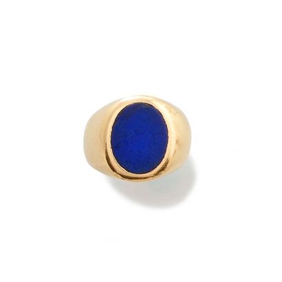 null BAGUE CHEVALIERE en or jaune 750 millièmes sertie d'un médaillon lapis lazuli....