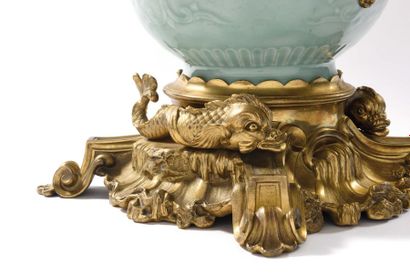  CHINE Vase formant fontaine en porcelaine céladon, muni de deux anses en forme de...