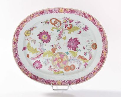 null CHINE Plat ovale en porcelaine à décor polychrome des émaux de la Famille rose...